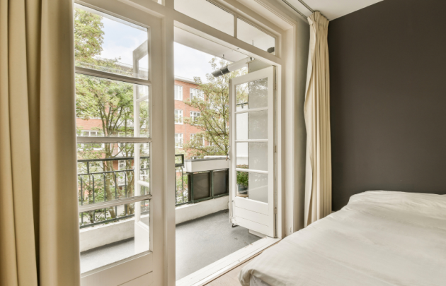 Có Nên Thiết Kế Phòng Ngủ Có Ban Công Hay Không?