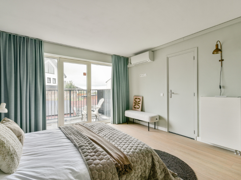 Có Nên Thiết Kế Phòng Ngủ Có Ban Công Hay Không?