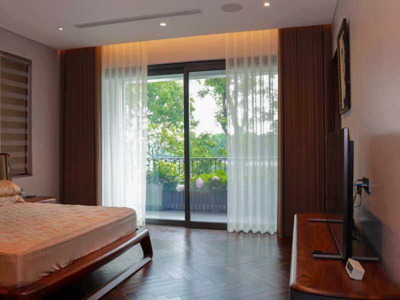 Có Nên Thiết Kế Phòng Ngủ Có Ban Công Hay Không?