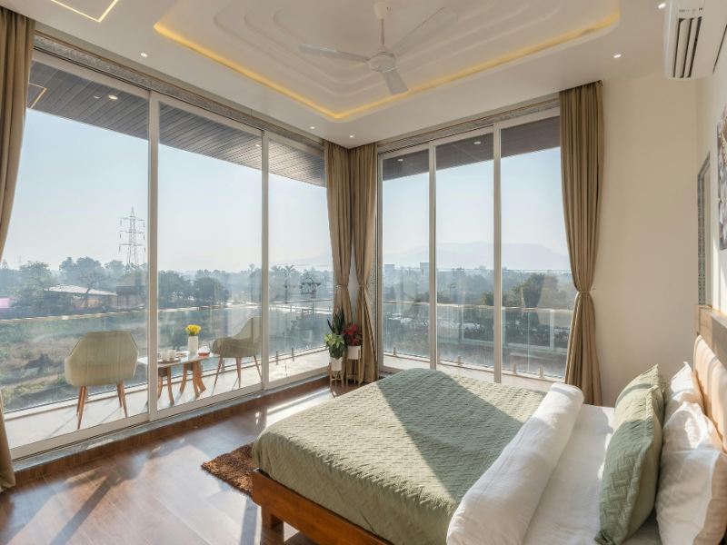 Có Nên Thiết Kế Phòng Ngủ Có Ban Công Hay Không?