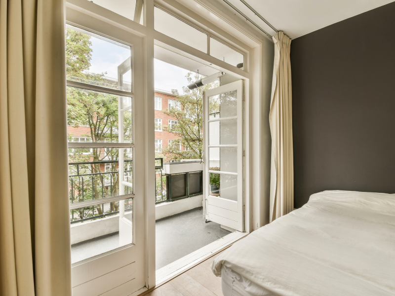 Có Nên Thiết Kế Phòng Ngủ Có Ban Công Hay Không?