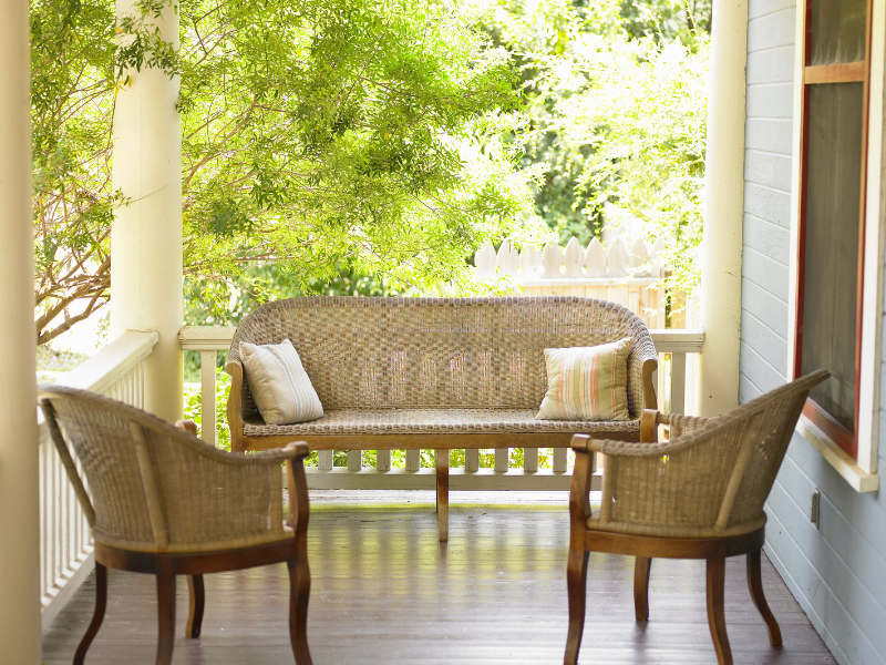 NÊN CHỌN CHẤT LIỆU NÀO CHO BÀN GHẾ BAN CÔNG?