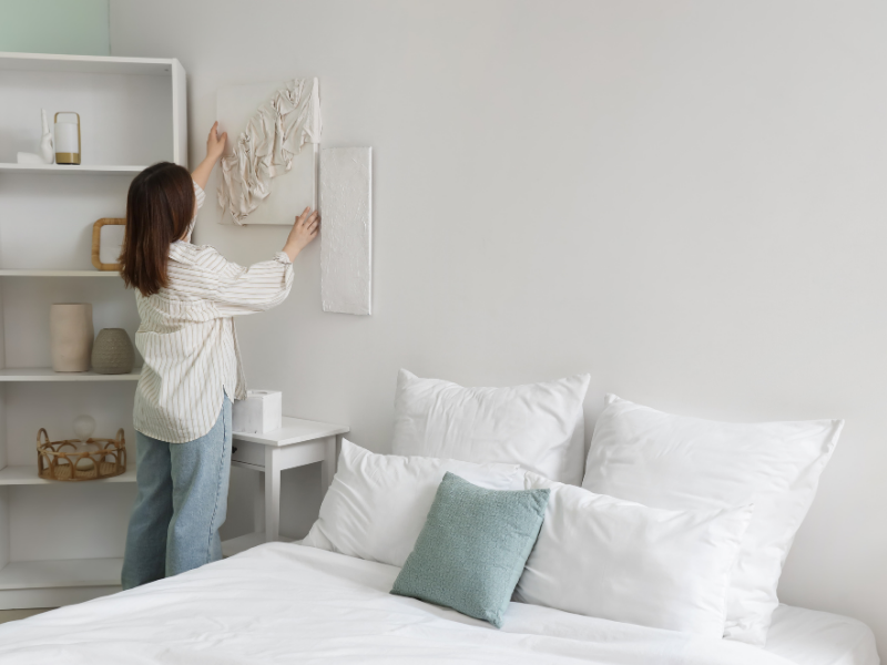 Cần Lưu Ý Những Gì Khi Treo Tranh Trong Phòng Ngủ? Gợi Ý Chuẩn Từ Chuyên Gia Nội Thất