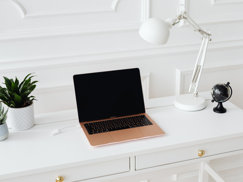 Hướng bàn làm việc là hướng lưng hay mặt? Cách bố trí theo tuổi chuẩn phong thủy