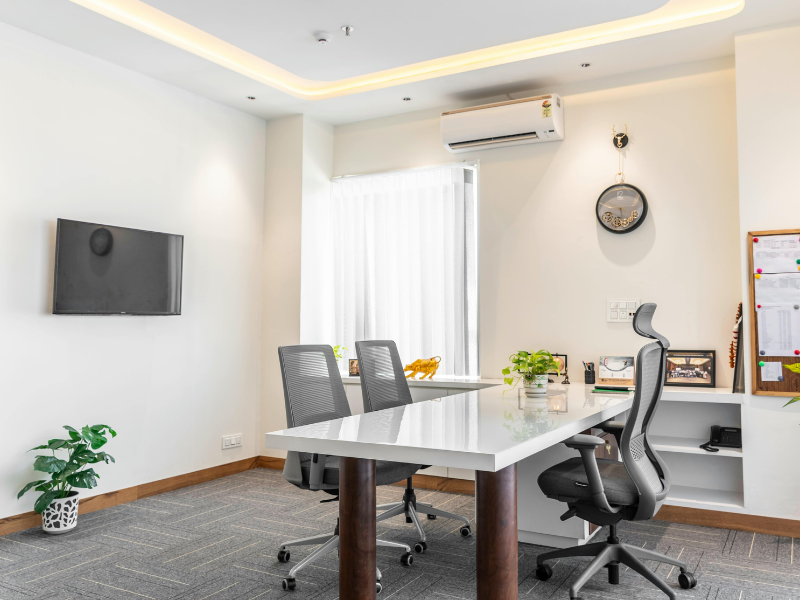 Hướng bàn làm việc là hướng lưng hay mặt? Cách bố trí theo tuổi chuẩn phong thủy