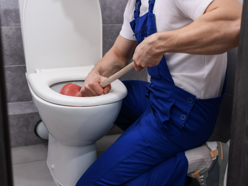 Áp Dụng Ngay 4 Cách Thông Nghẹt Bồn Cầu Cực Nhạy Trước Khi Gọi Thợ