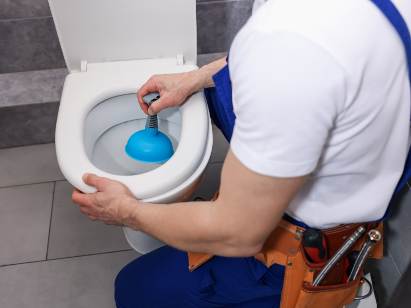 Áp Dụng Ngay 4 Cách Thông Nghẹt Bồn Cầu Cực Nhạy Trước Khi Gọi Thợ