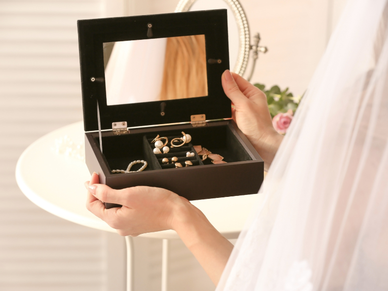 Bật Mí Cho Bạn Một Số Quà Tặng Mang Phong Cách Tân Cổ Điển Cho Người Thân và Bạn Bè